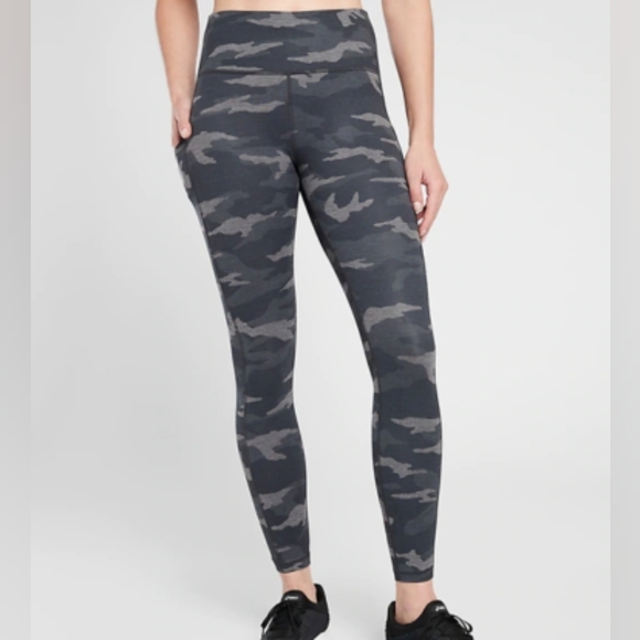 Athleta Pants - Athleta Ultimate Statsh Pocket 7/8 Camo Print Leggings size 3X